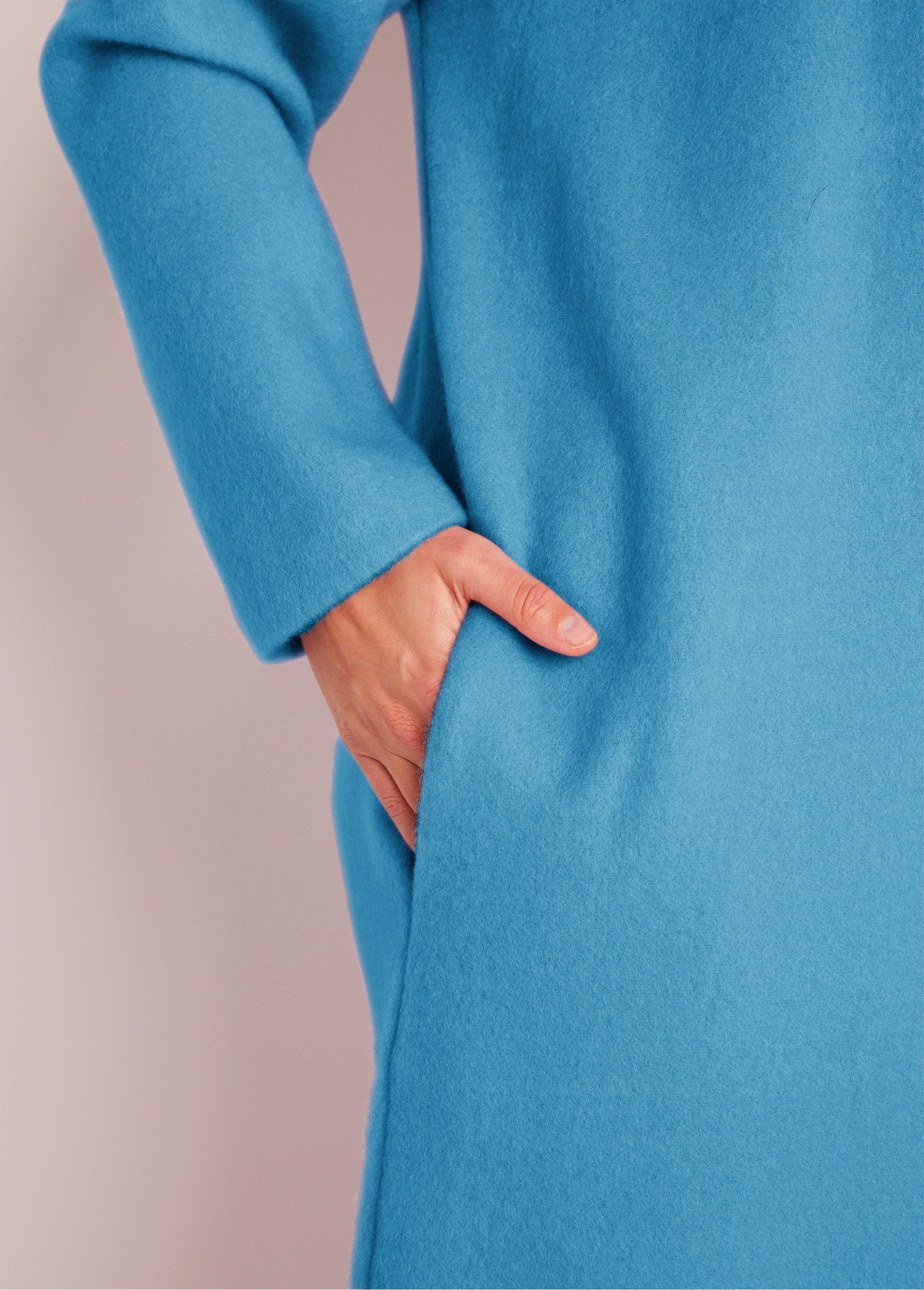 Courtelle®_zipped_knit_bathrobe_Blue_Duck_DE2_curvy