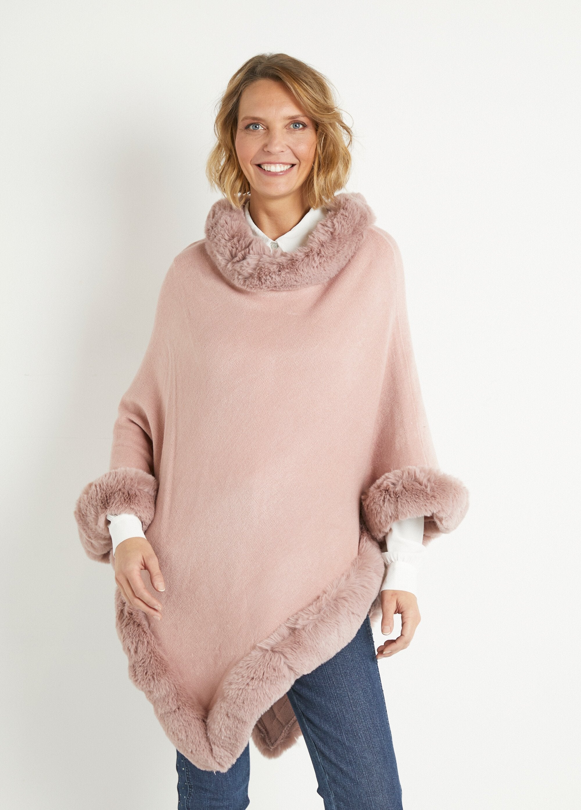 Knitted_poncho_with_fur_edge_Pink_FA1_slim