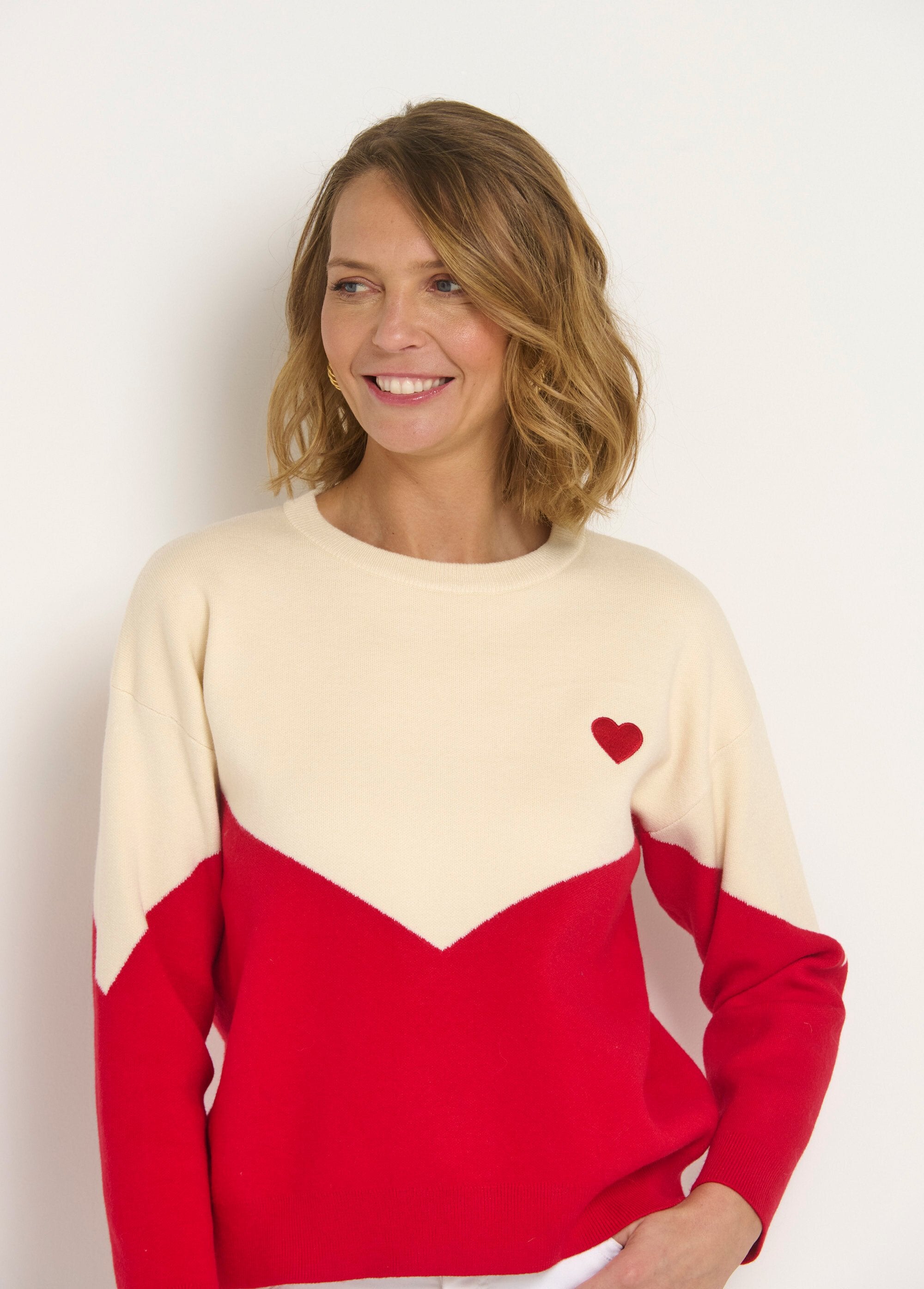 Warm_sweater_with_graphic_effect_and_heart_detail_Red_and_ecru_DE1_slim