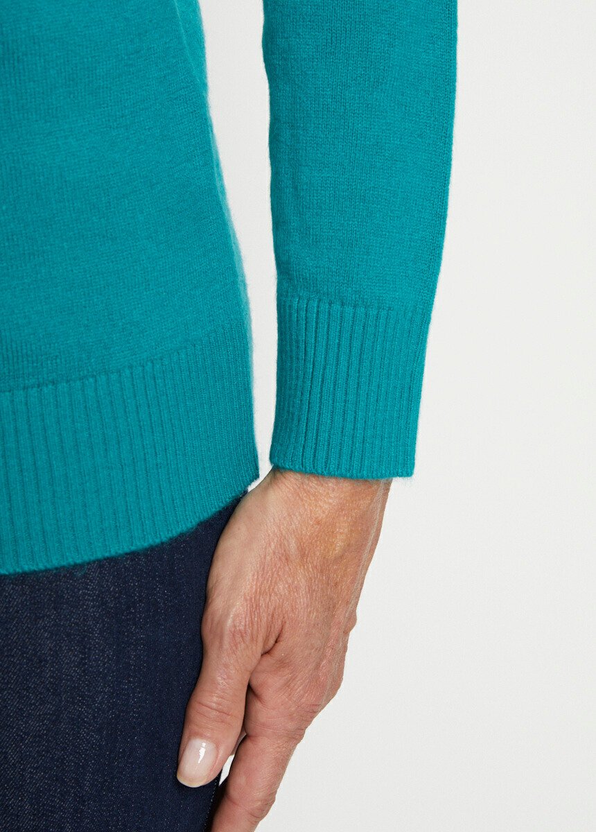 Soft_long-sleeved_turtleneck_sweater_Green_DE2_slim