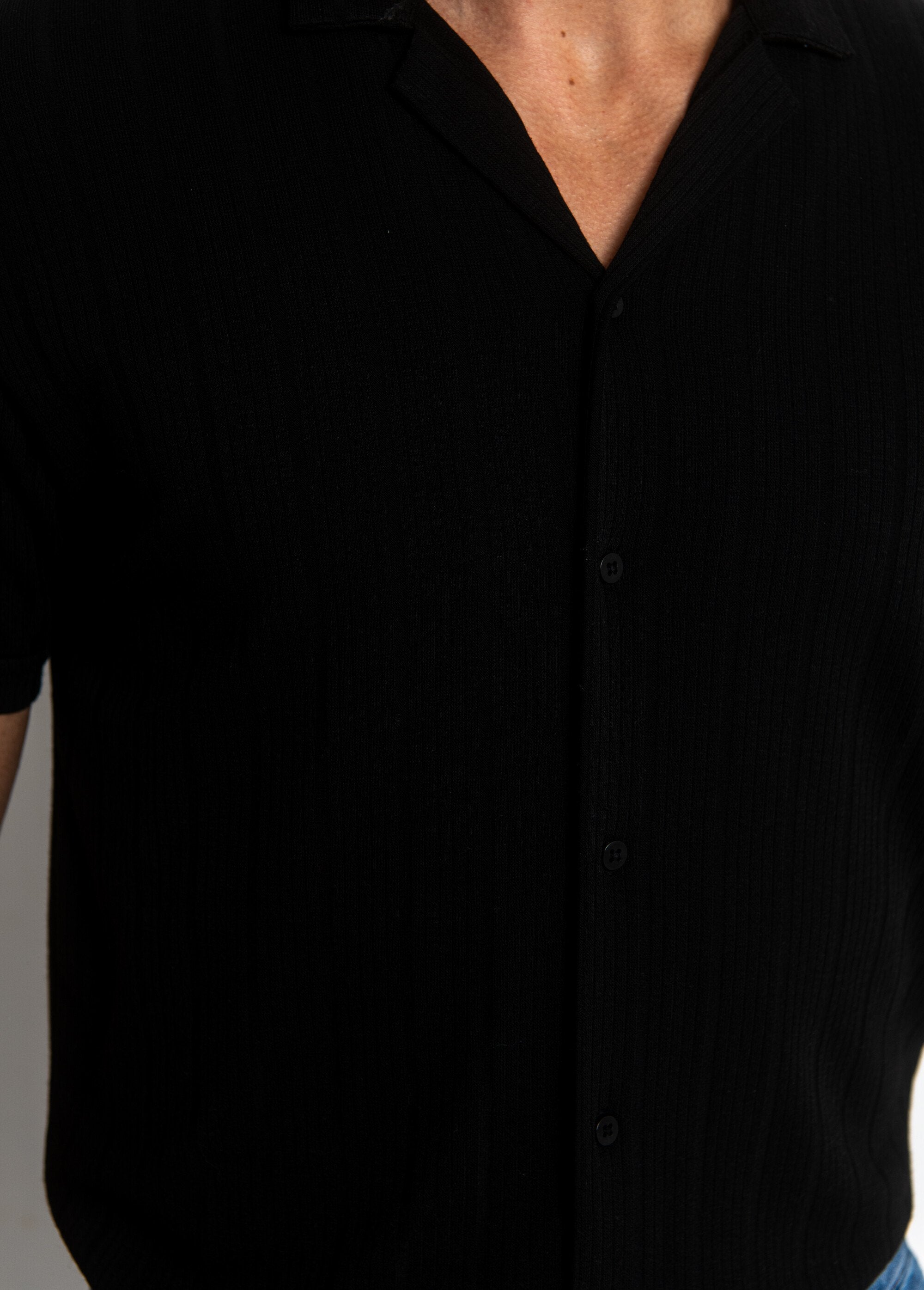 Polo_maille_cotelée_style_chemise_Noir_DE3_slim