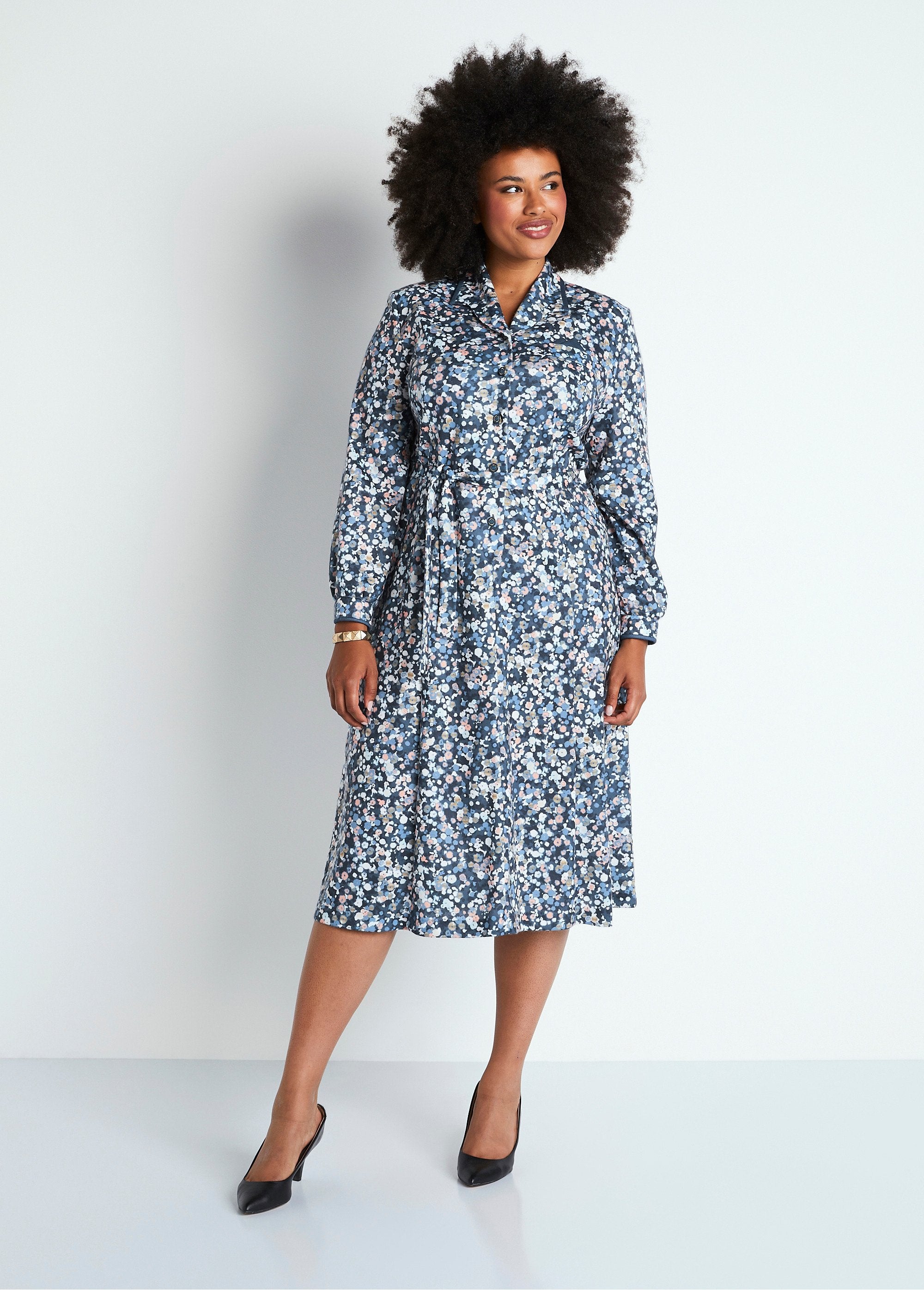 Mid-length_buttoned_dress_with_tailored_collar_Blue_print_FA1_curvy