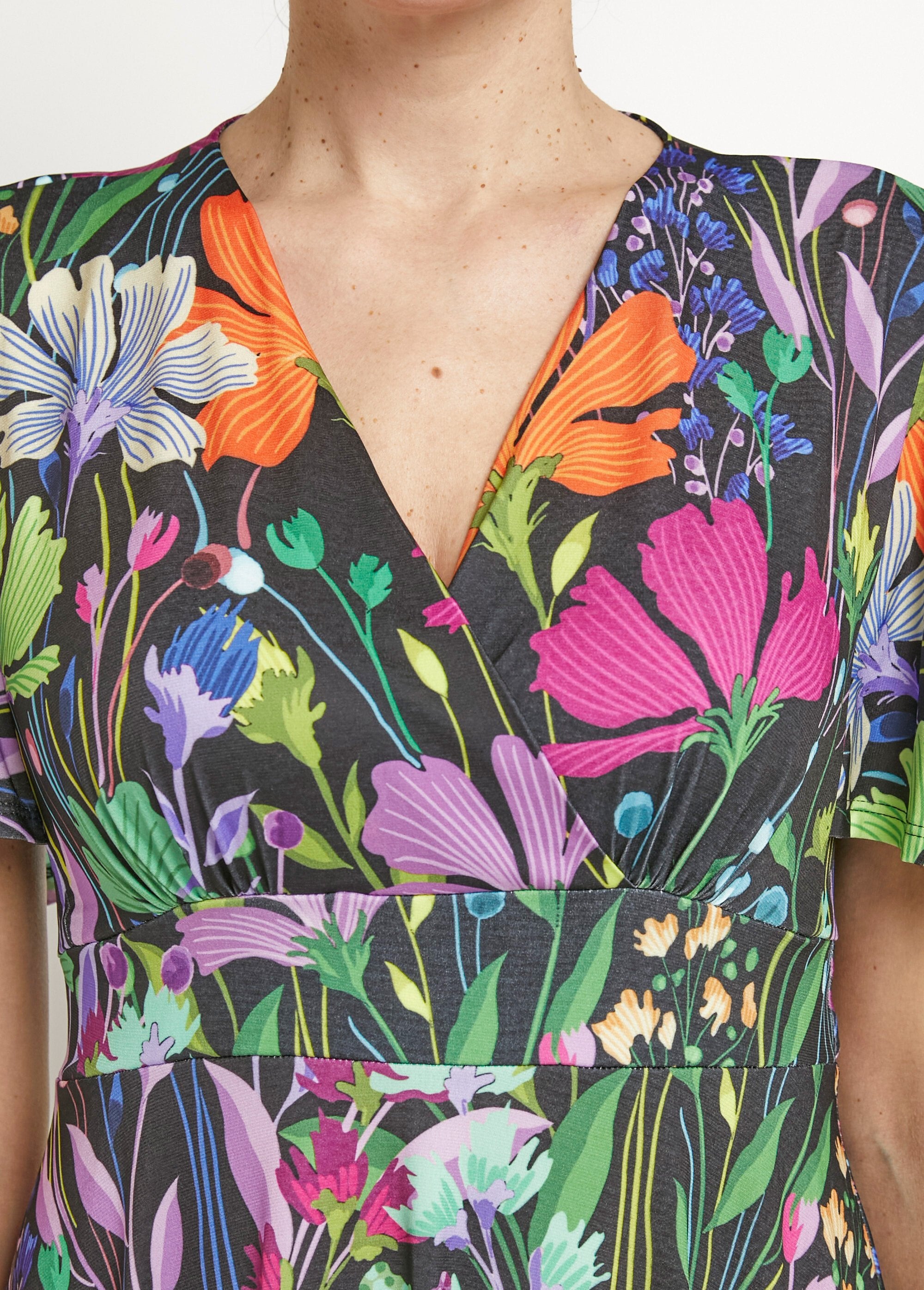 Short,_flowing_dress_with_butterfly_sleeves_and_floral_print_Prints_black_background_DE1_slim