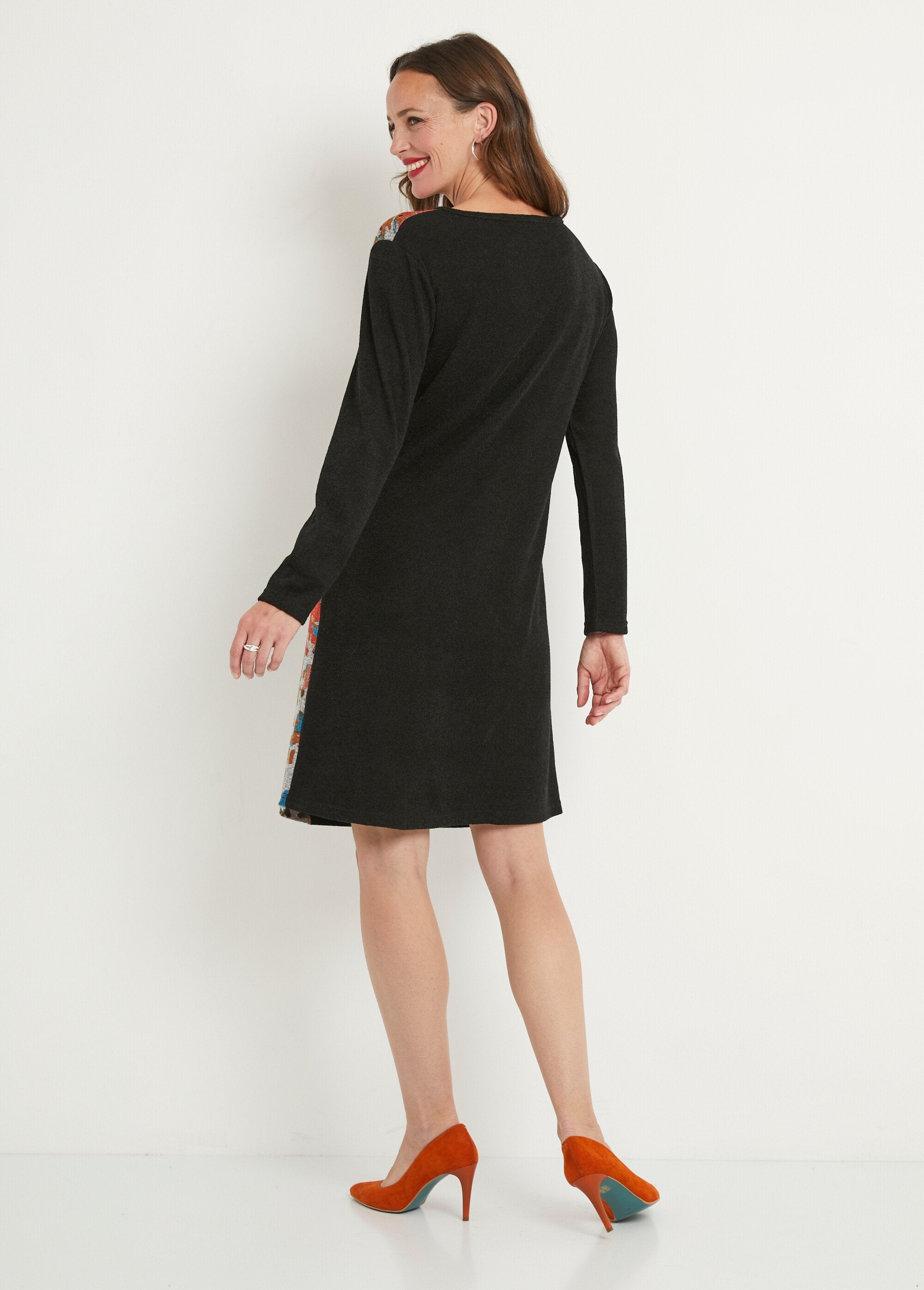 Short_fancy_knit_dress_with_round_neck_Black_background_DO1_slim