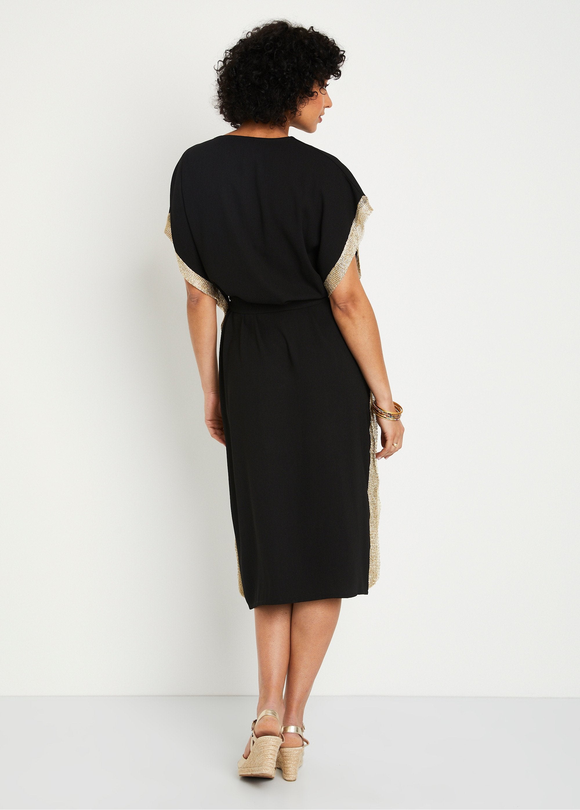 Mid-length_straight_dress_with_V-neck_and_side_braid_Black_DO1_slim