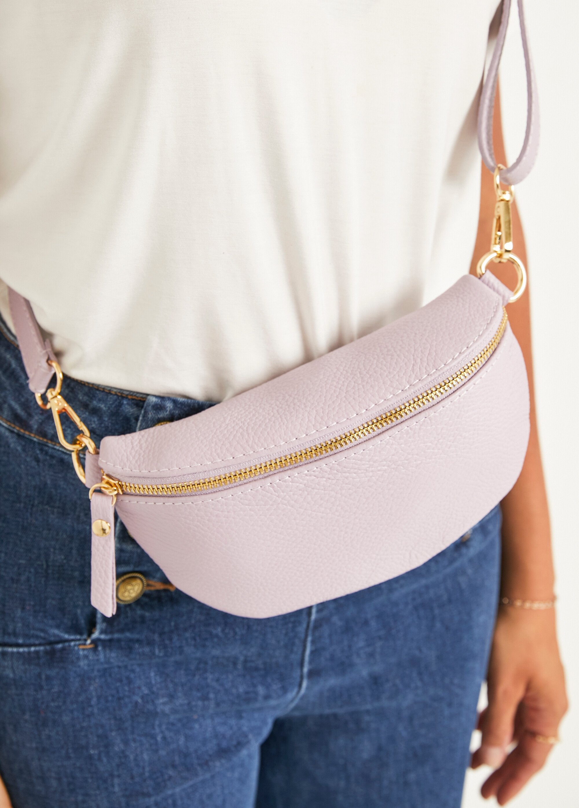 Women's_grained_leather_fanny_pack_Lilac_DE1_slim