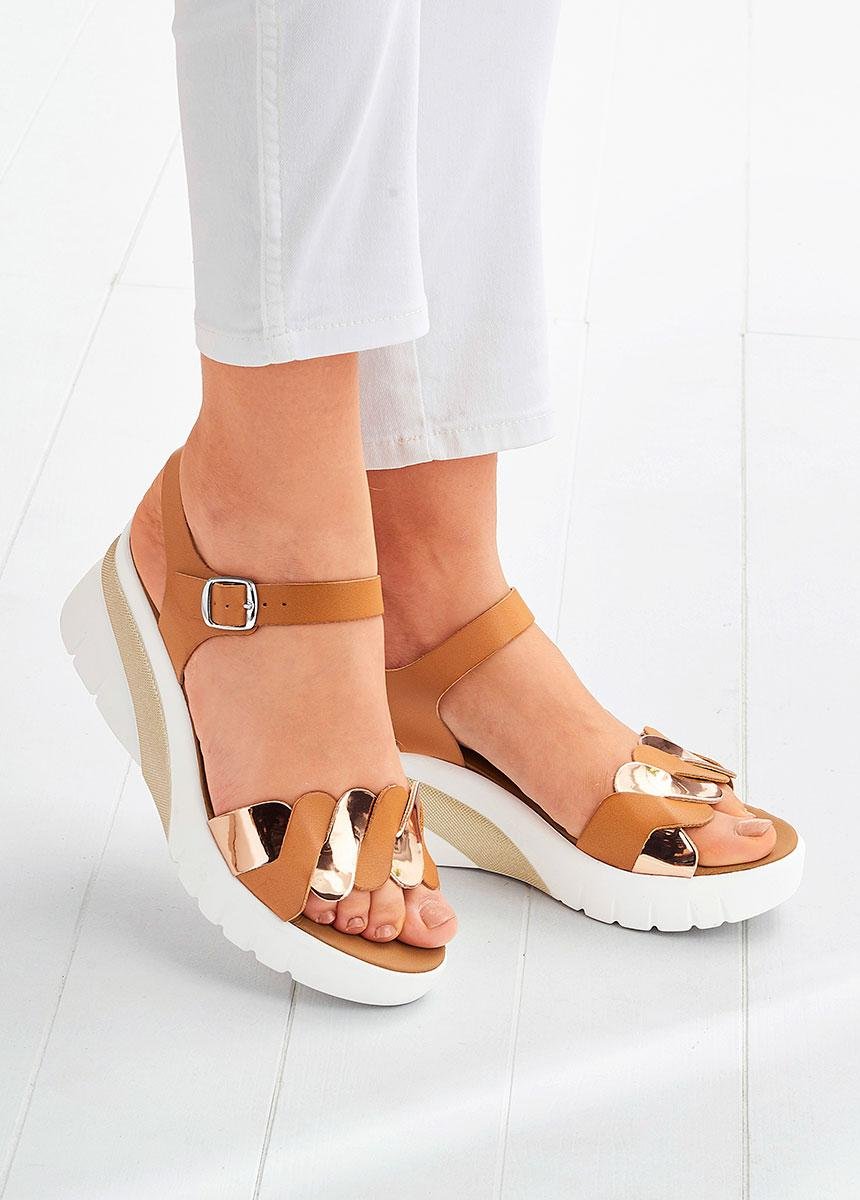 Fancy_sandal_with_platform_sole_camel_FA1_slim