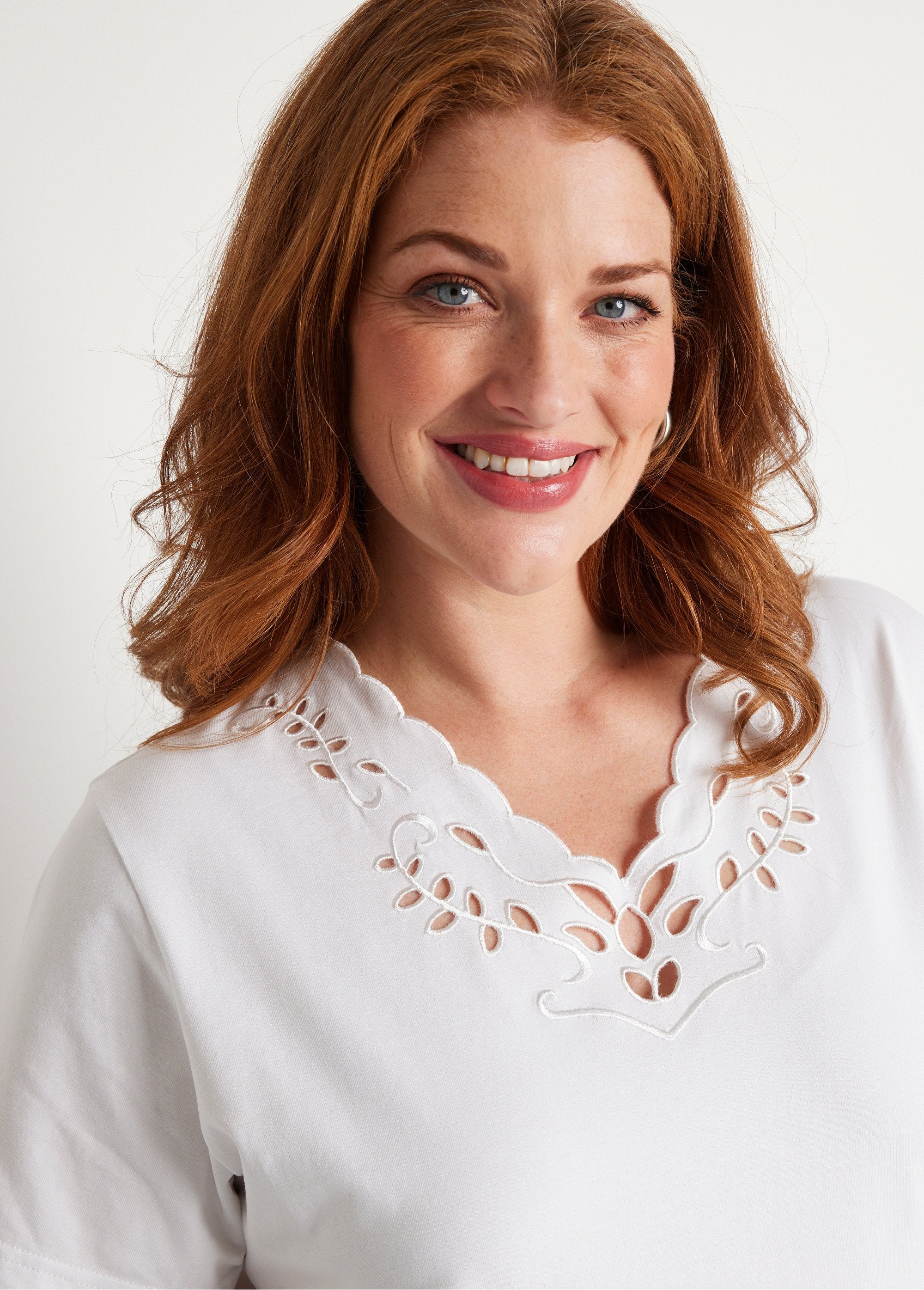 Embroidered_openwork_V-neck_T-shirt_White_DE1_curvy