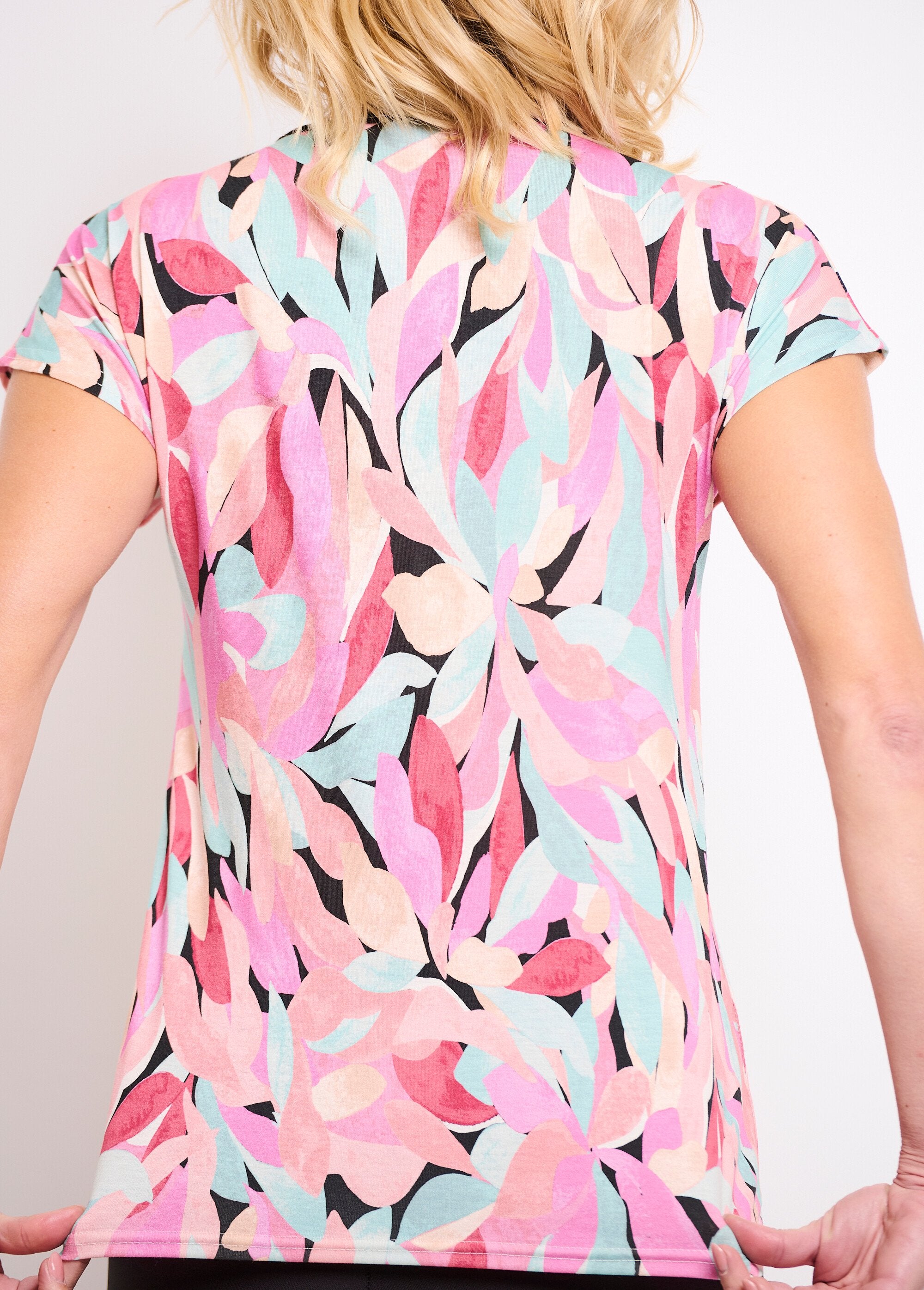 Floral_print_V-neck_cropped_t-shirt_with_ties_Black_and_salmon_DO2_slim