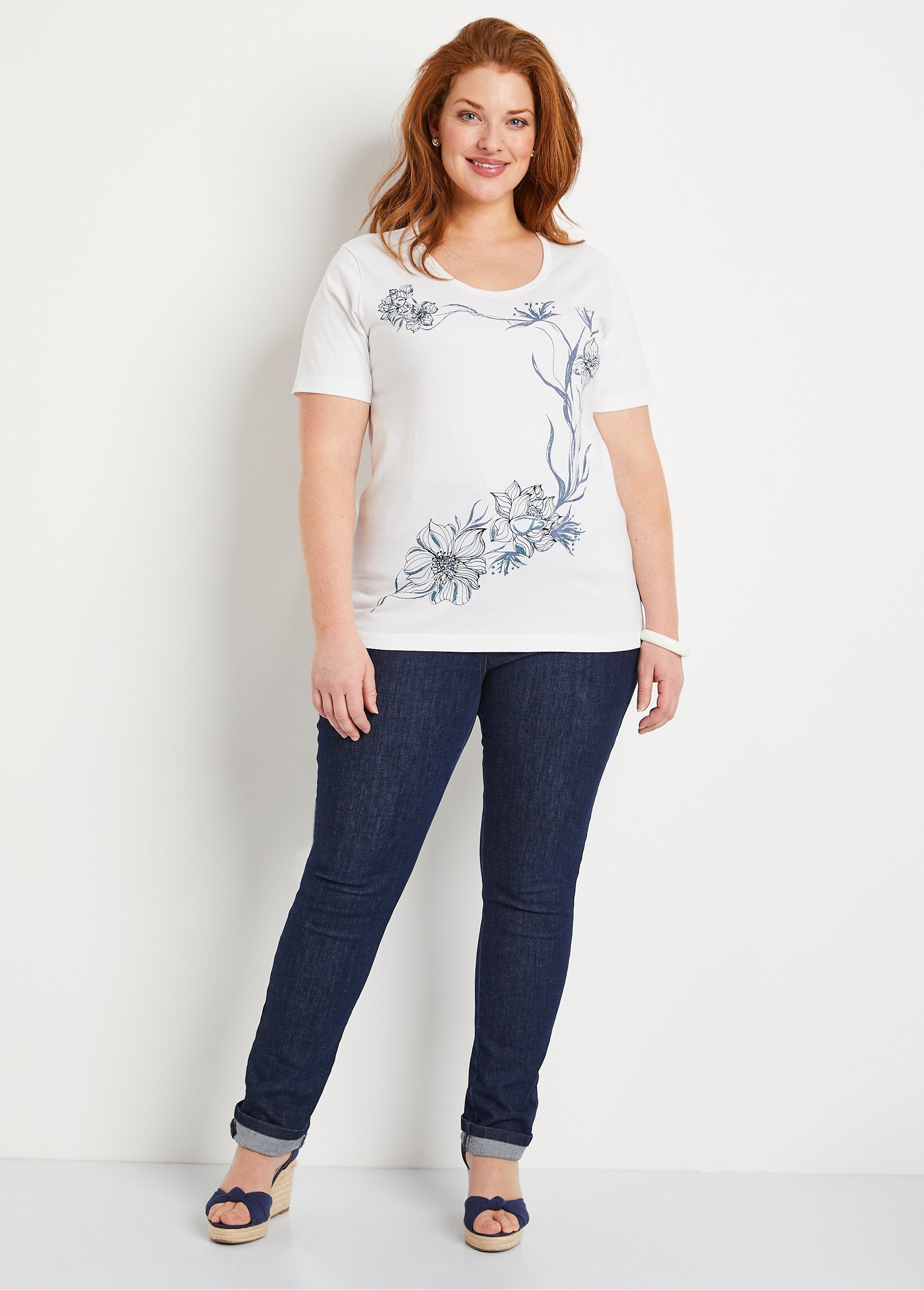 Round_neckline_flower_pattern_t-shirt_White_background_SF1_curvy