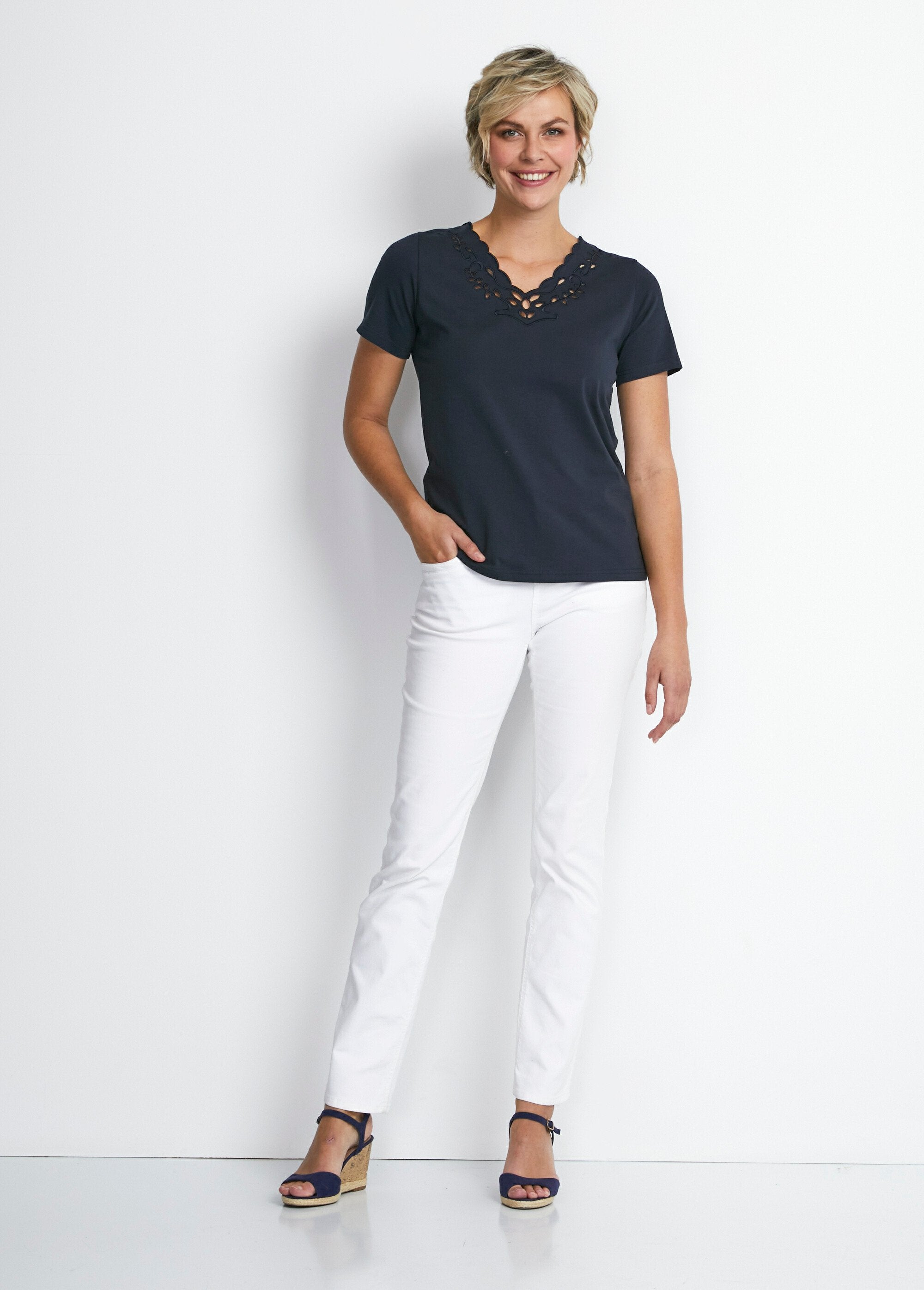 Embroidered_openwork_V-neck_T-shirt_Marine_SF1_slim