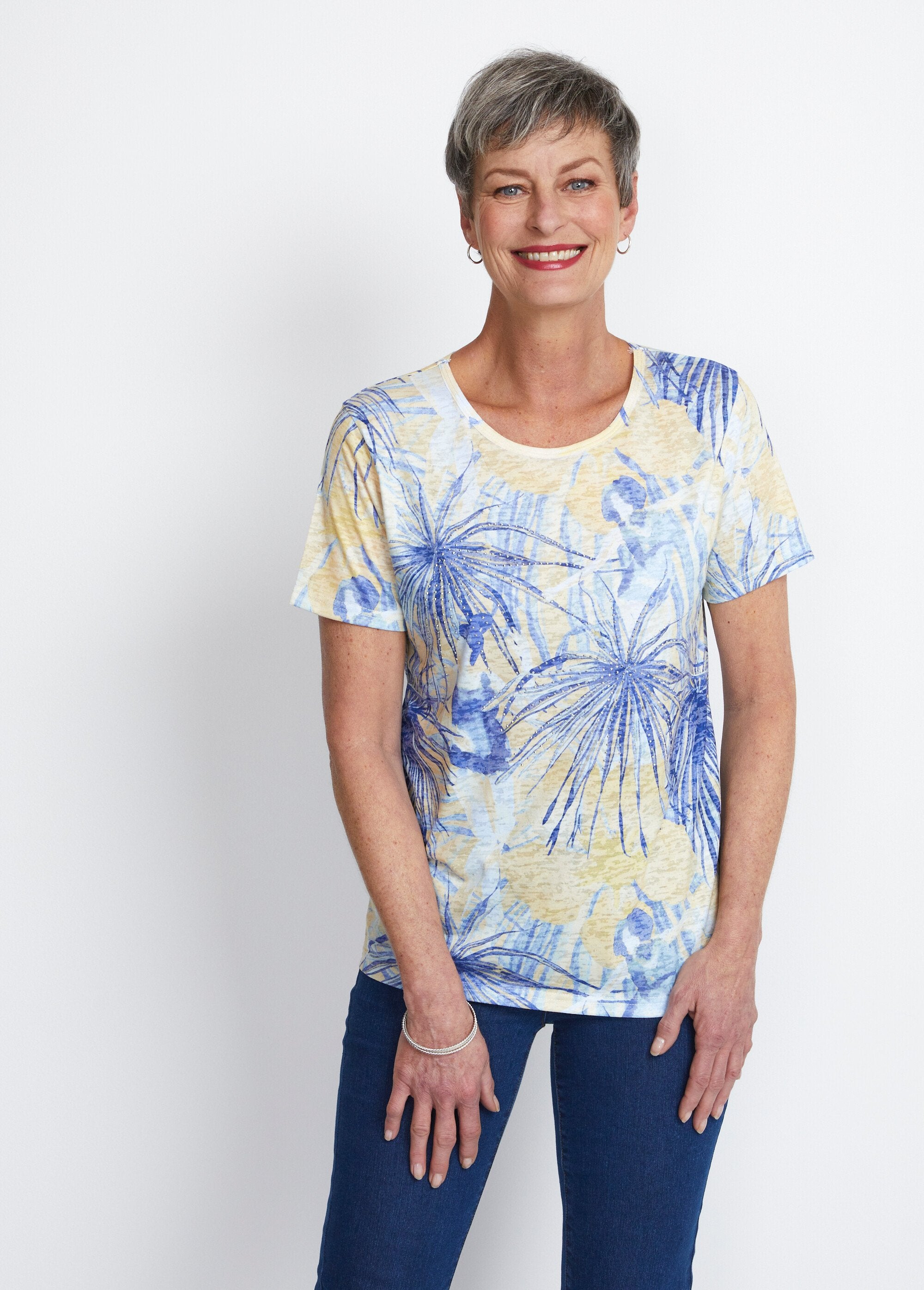 Short_T-shirt_with_pattern_and_rhinestones_round_neck_Yellow_and_blue_FA1_slim