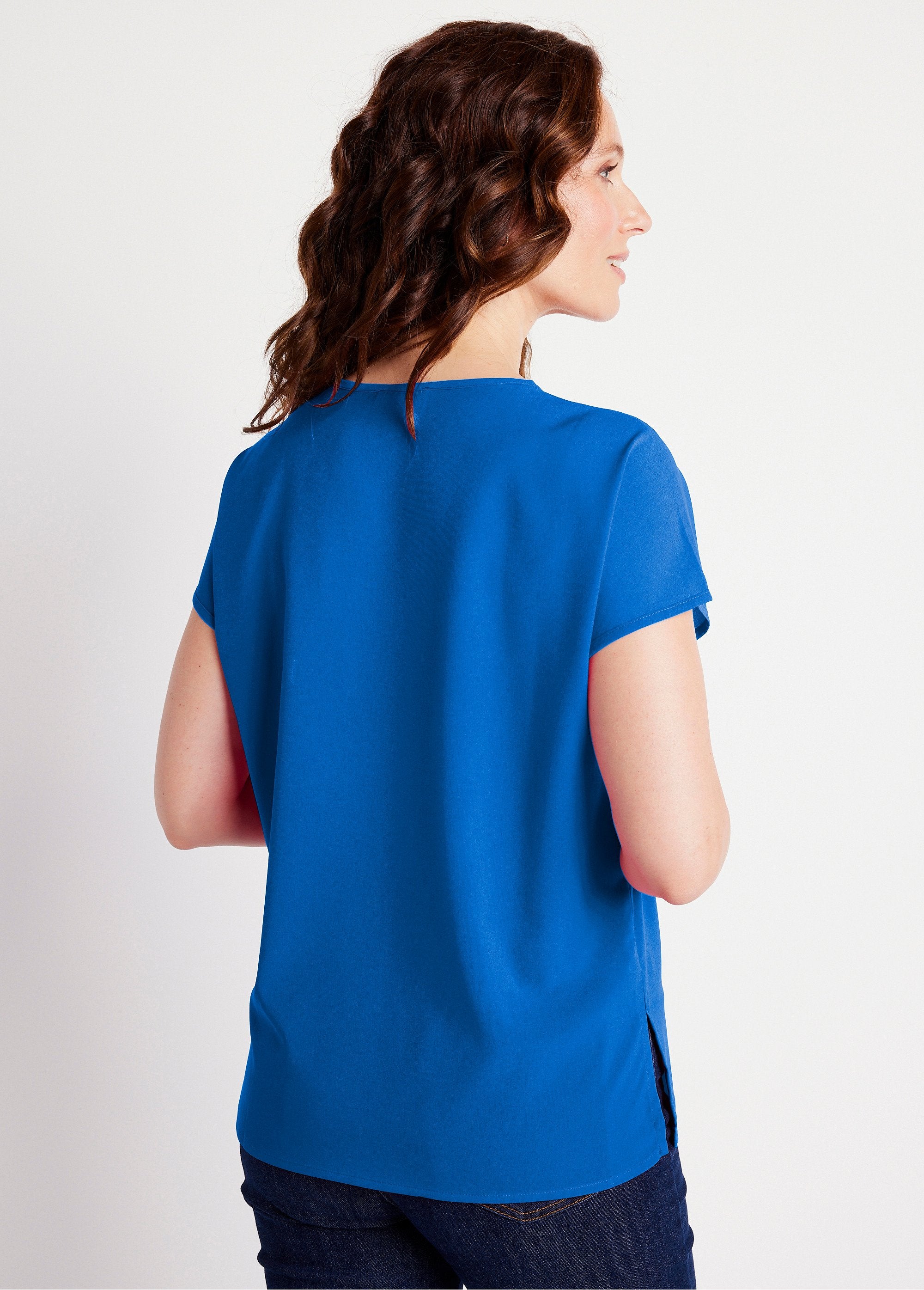 Long_short-sleeved_top_with_round_neck_embroidery_Blue_DO1_slim