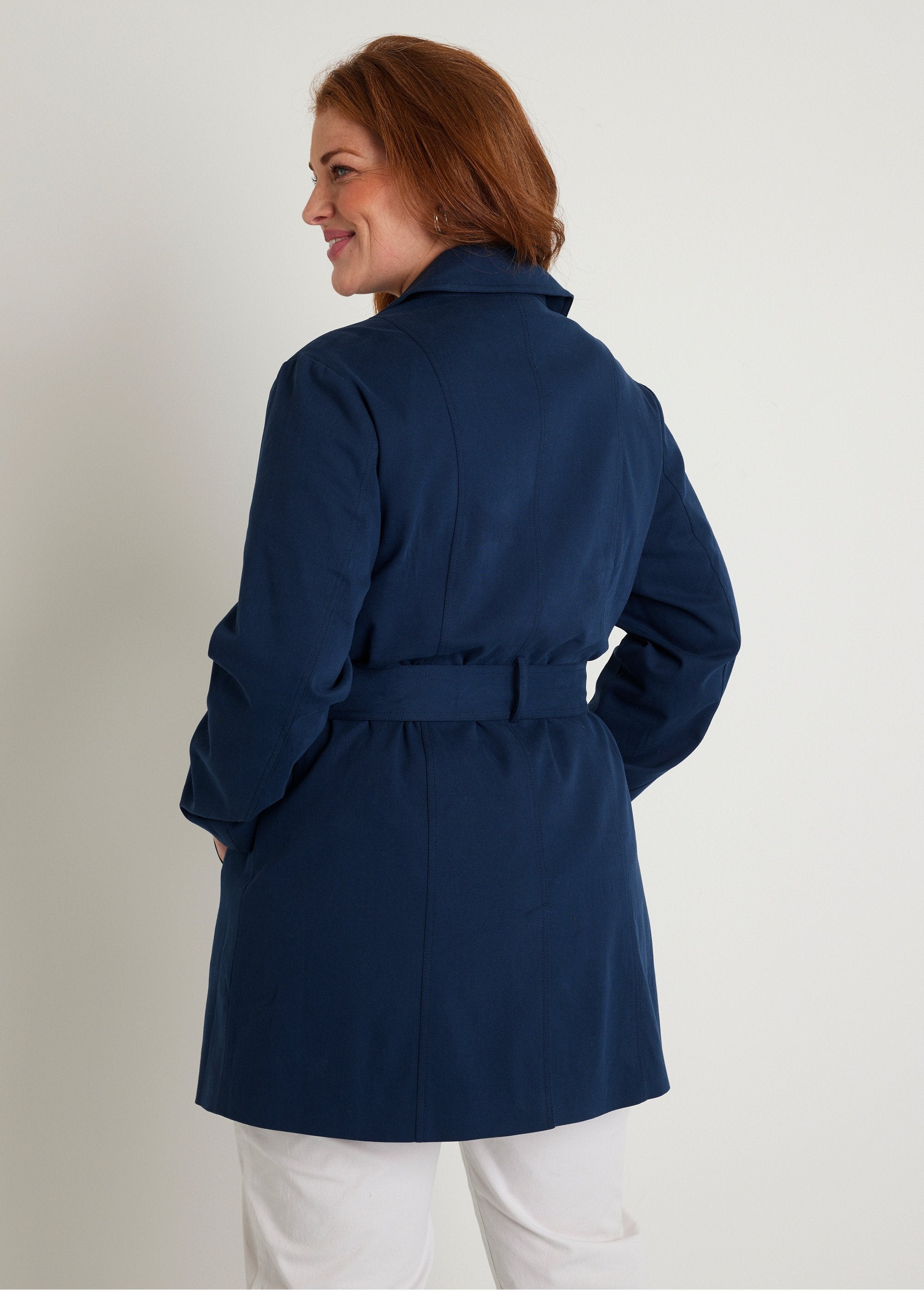 Short_double-breasted_trench_coat_with_pointed_collar_Navy_blue_DO1_curvy