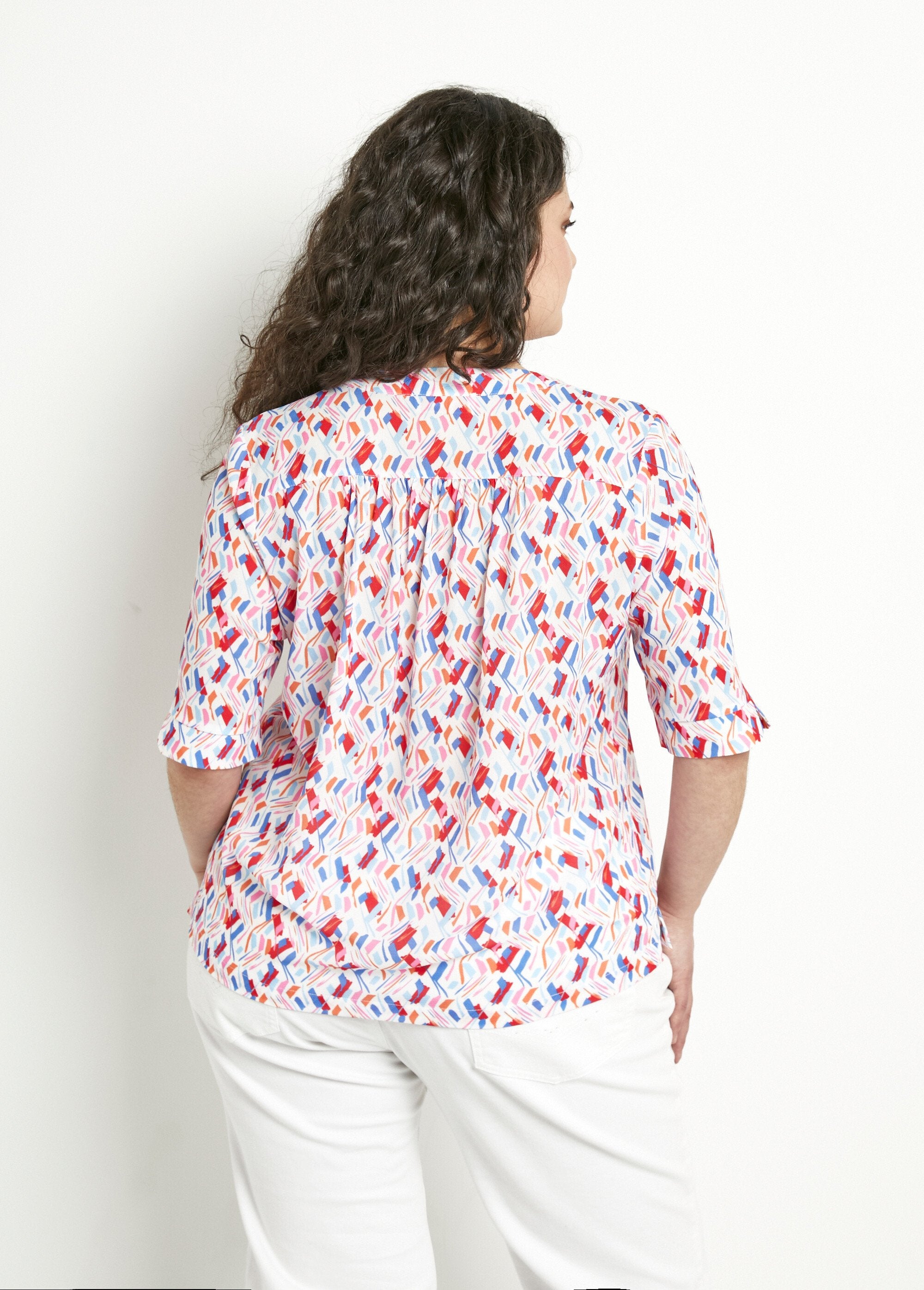 Straight_V-neck_tunic_with_short_printed_sleeves_Blue_and_pink_DO1_curvy