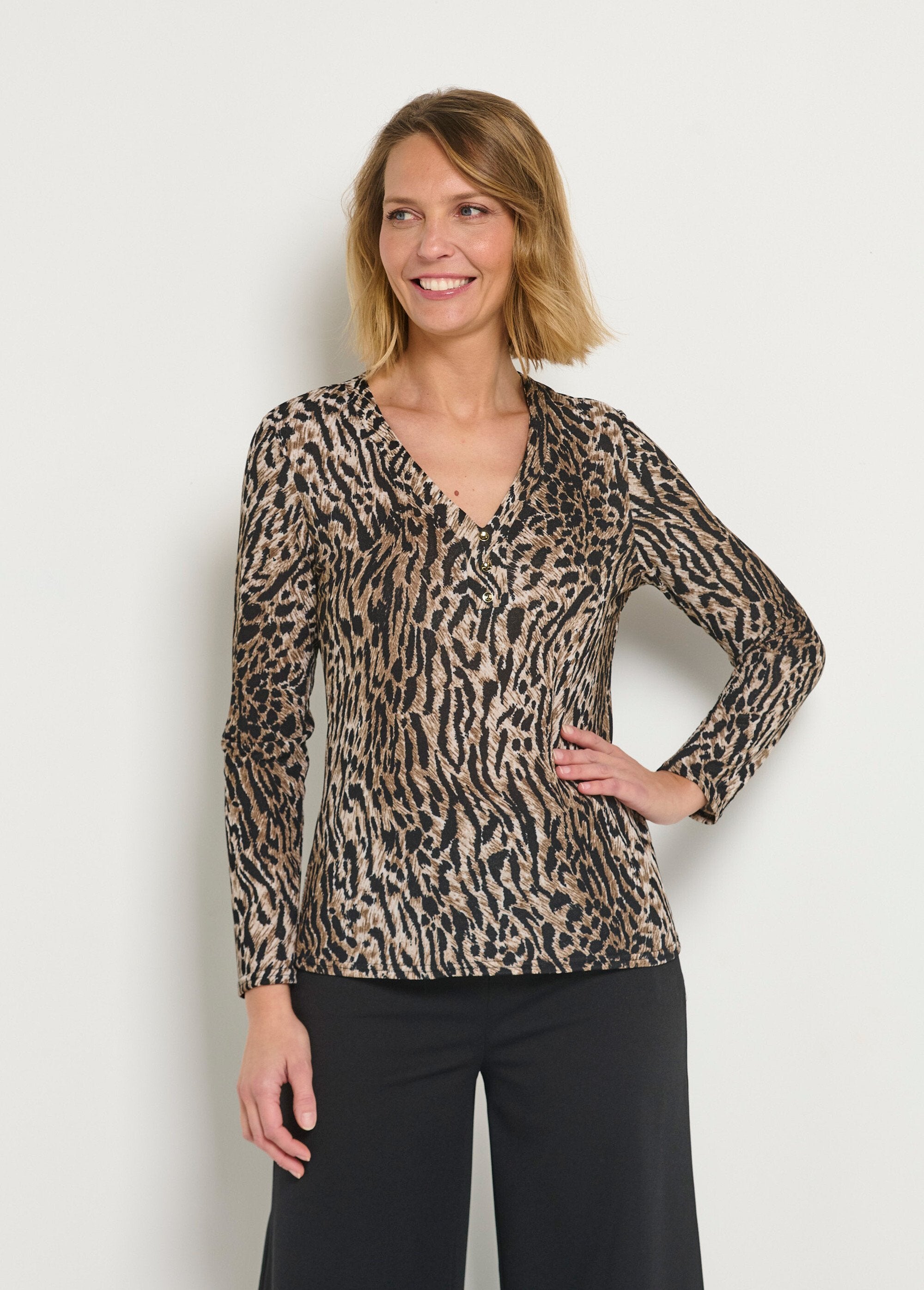 Animal_print_V-neck_knit_tunic_Animal_FA1_slim