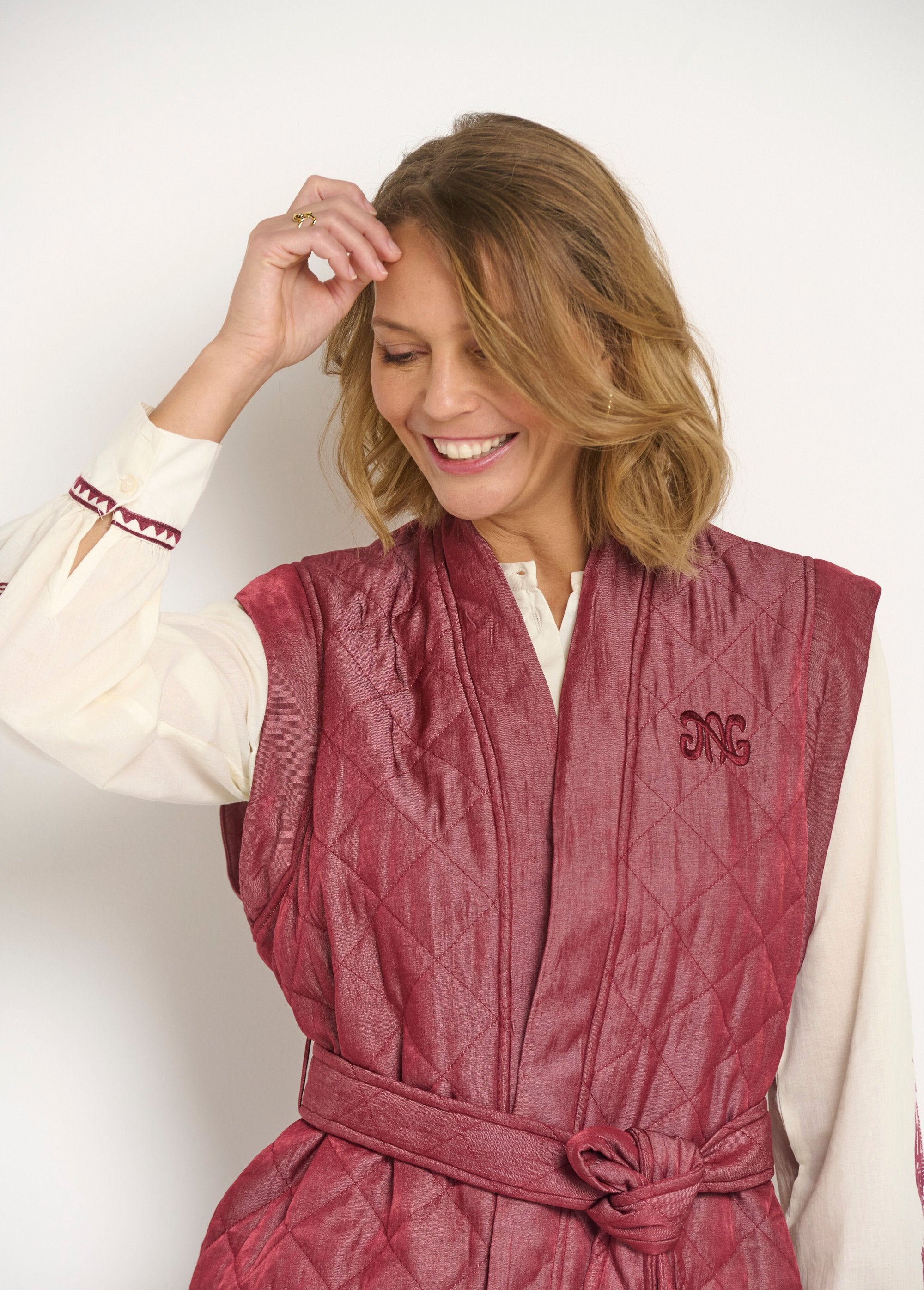 Sleeveless_quilted_jacket_with_belt_Bordeaux_DE1_slim