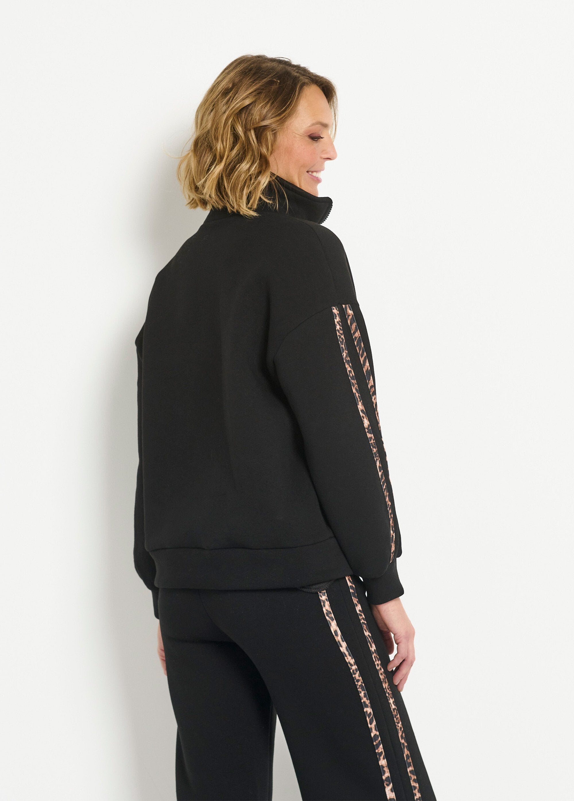 Comfort_fleece_jacket_with_leopard_stripes_Black_DO1_slim